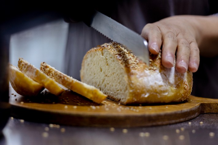 iMarku imarku Bread Knife, German High Carbon Stainless Steel Professional  Grade Bread Slicing Knife, 10-Inch Serrated Edge Cake Knife