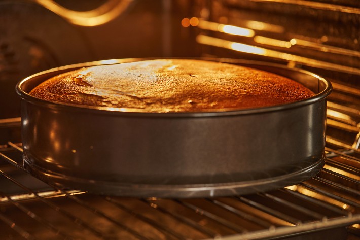 Can I put a regular pot in the oven and use it to bake a cake? - Quora