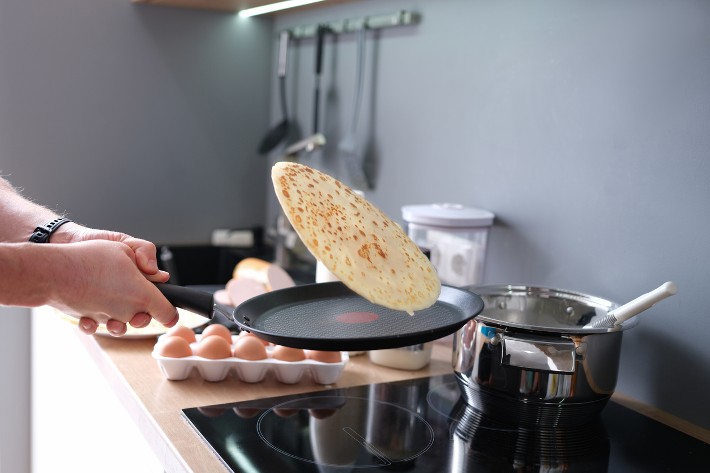  GOURMEX 10 Induction Cast Aluminum Crepe Pan, PFOA Free  Nonstick Pan, Great Skillet for Omelette and Crepes, Works with All Heat  Sources